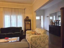 5-room house in Olivos with garage. Needs renovation.