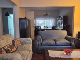 5-room house in Olivos with garage. Needs renovation.