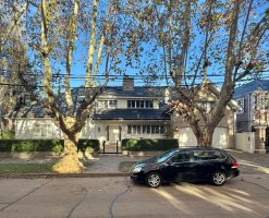 House for sale in Acassuso with garden, pool, and garage.