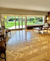 House for sale in Acassuso with garden, pool, and garage.