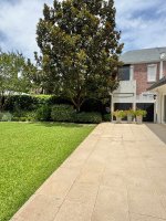 House for sale in Acassuso with garden, pool, and garage.
