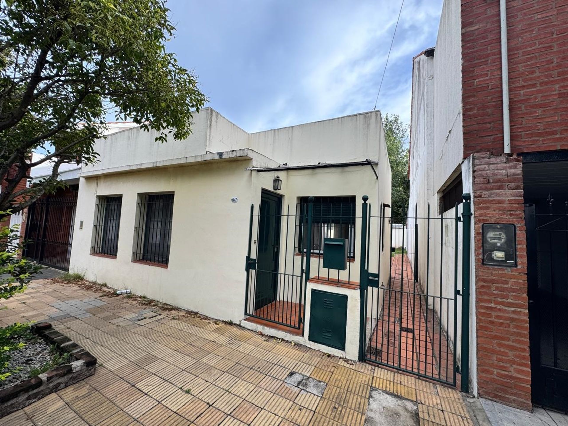 Casa Familiar En Barrio Tranquilo Martinez