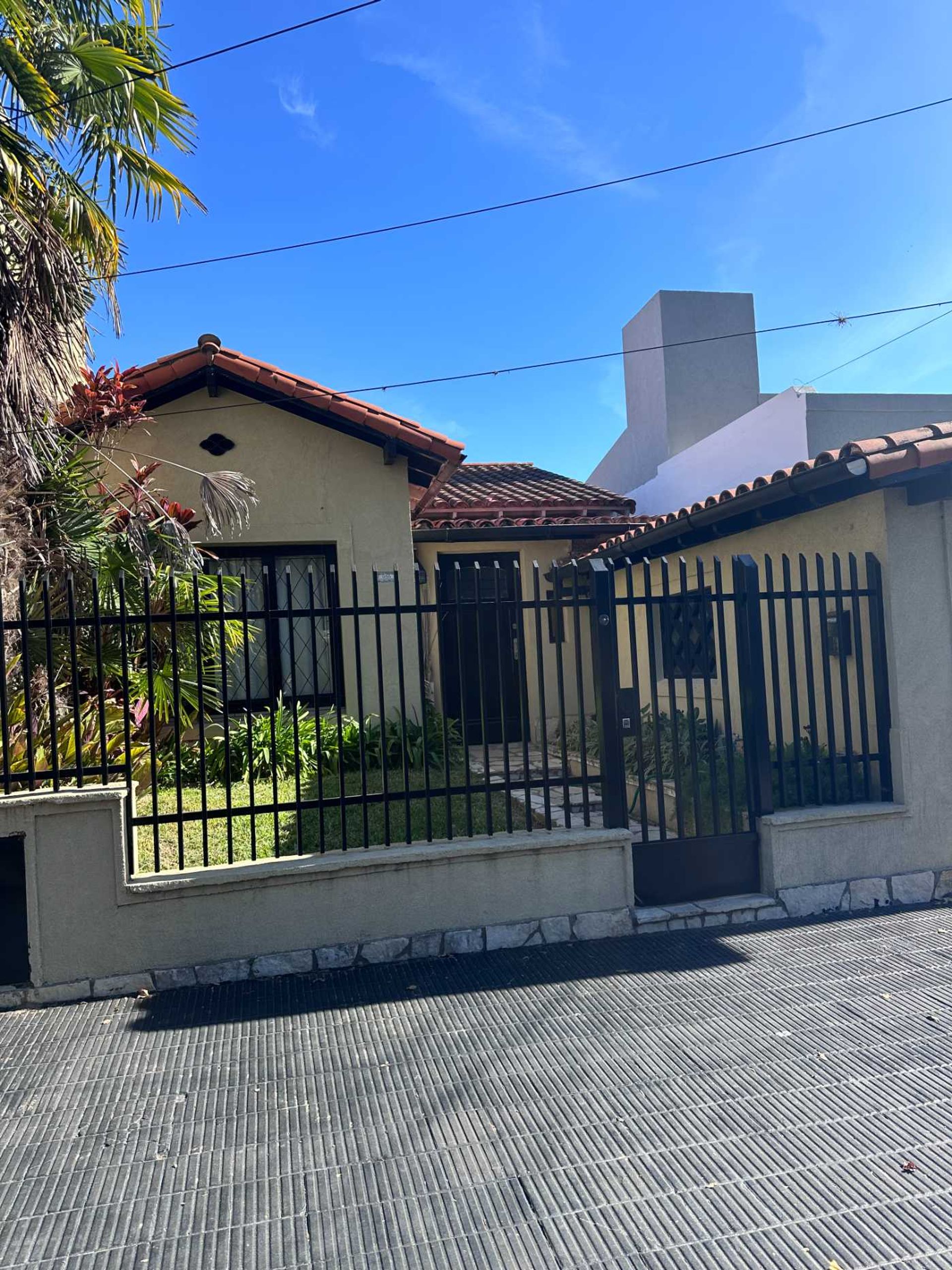 Casa con lote propio 3 dermitorios y garage