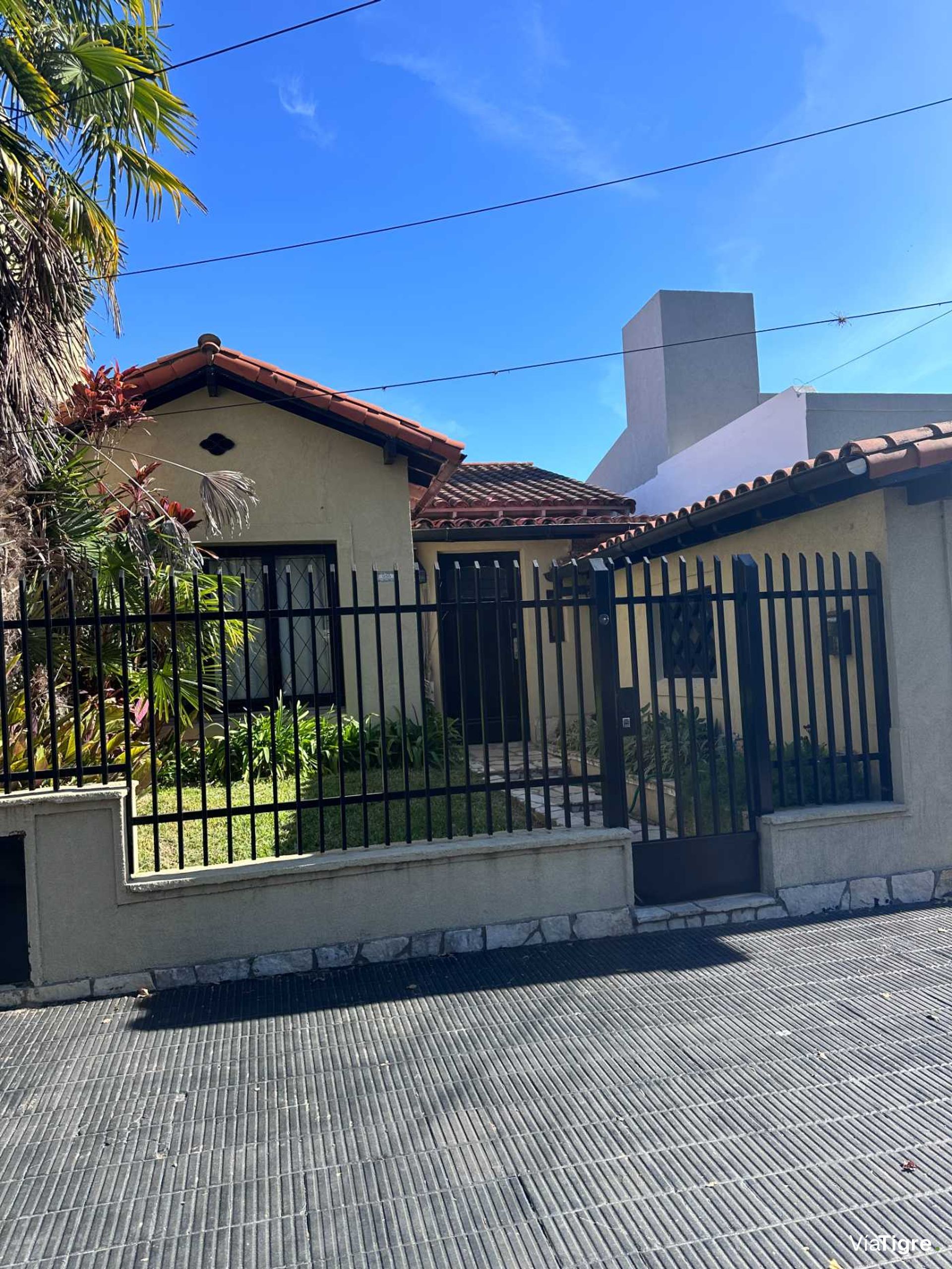 Casa con lote propio 3 dermitorios y garage
