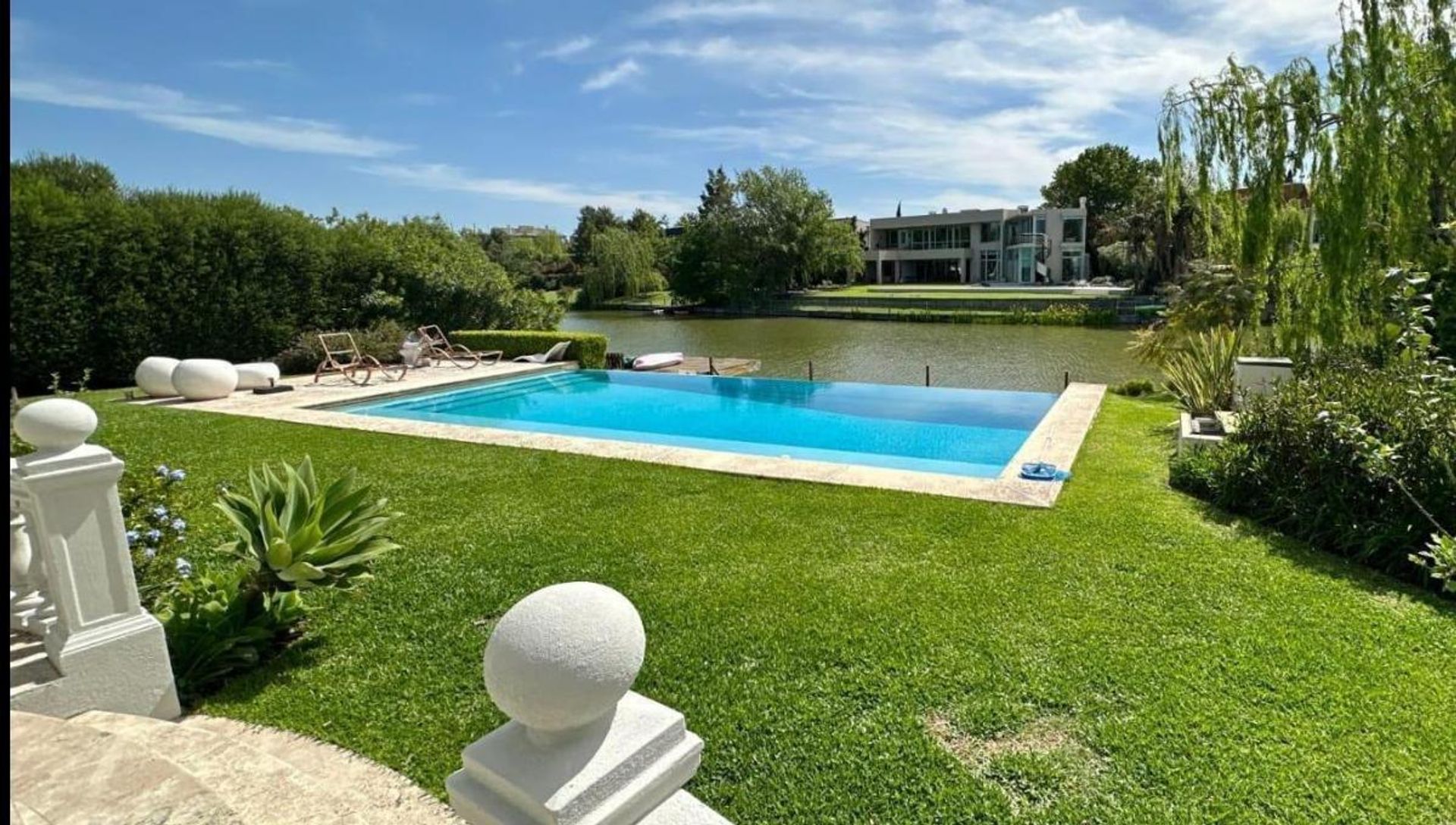 Casa sobre lote al agua, 7 dor/ jardin, piscina