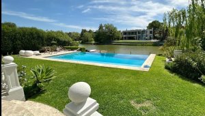 House on waterfront lot, 7 bedrooms / garden, pool