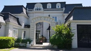 House on waterfront lot, 7 bedrooms / garden, pool