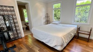 House for rent, waterfront lot, 7 doors / garden, pool