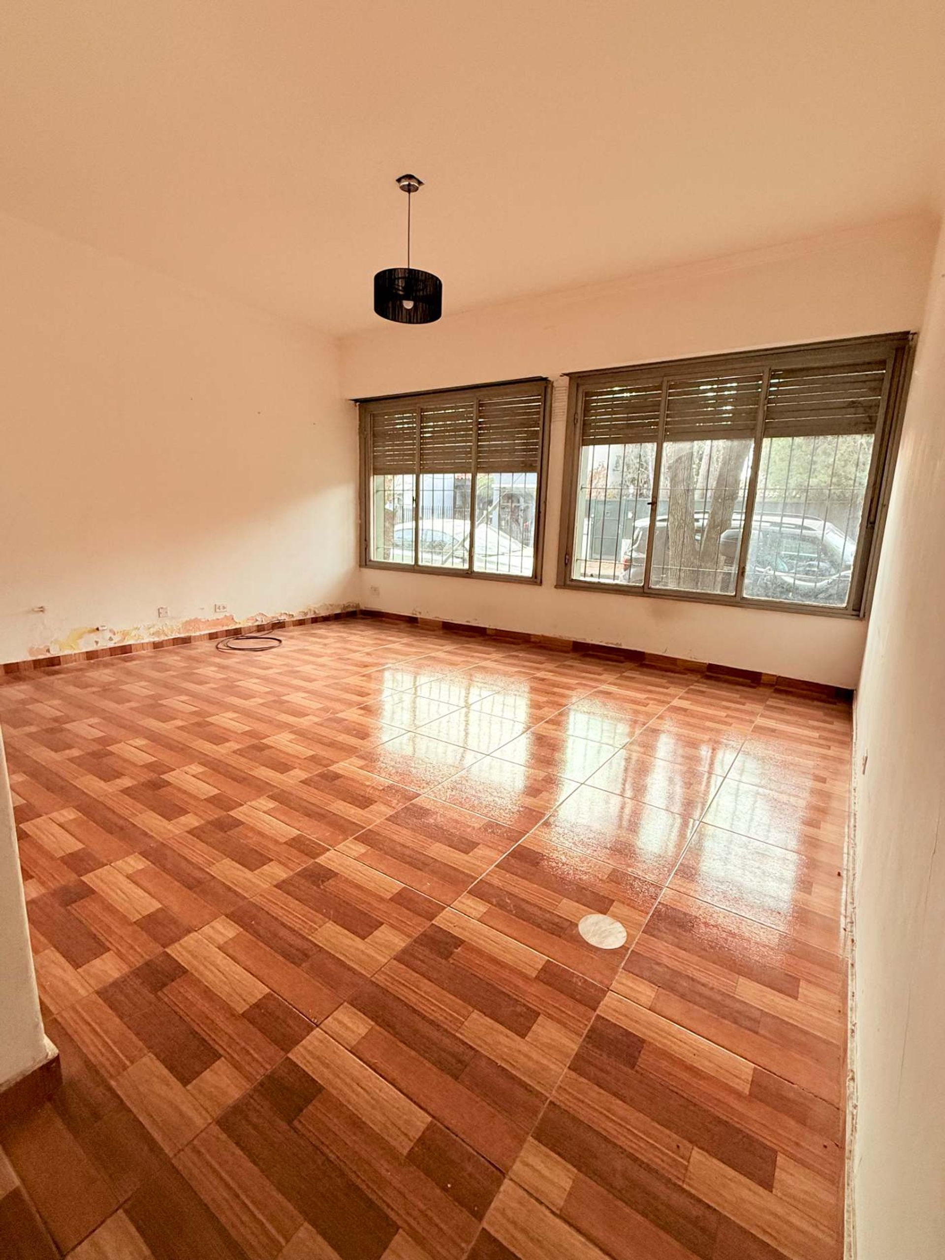 Apartment for Sale: 3 Rooms with Patio – Very Bright