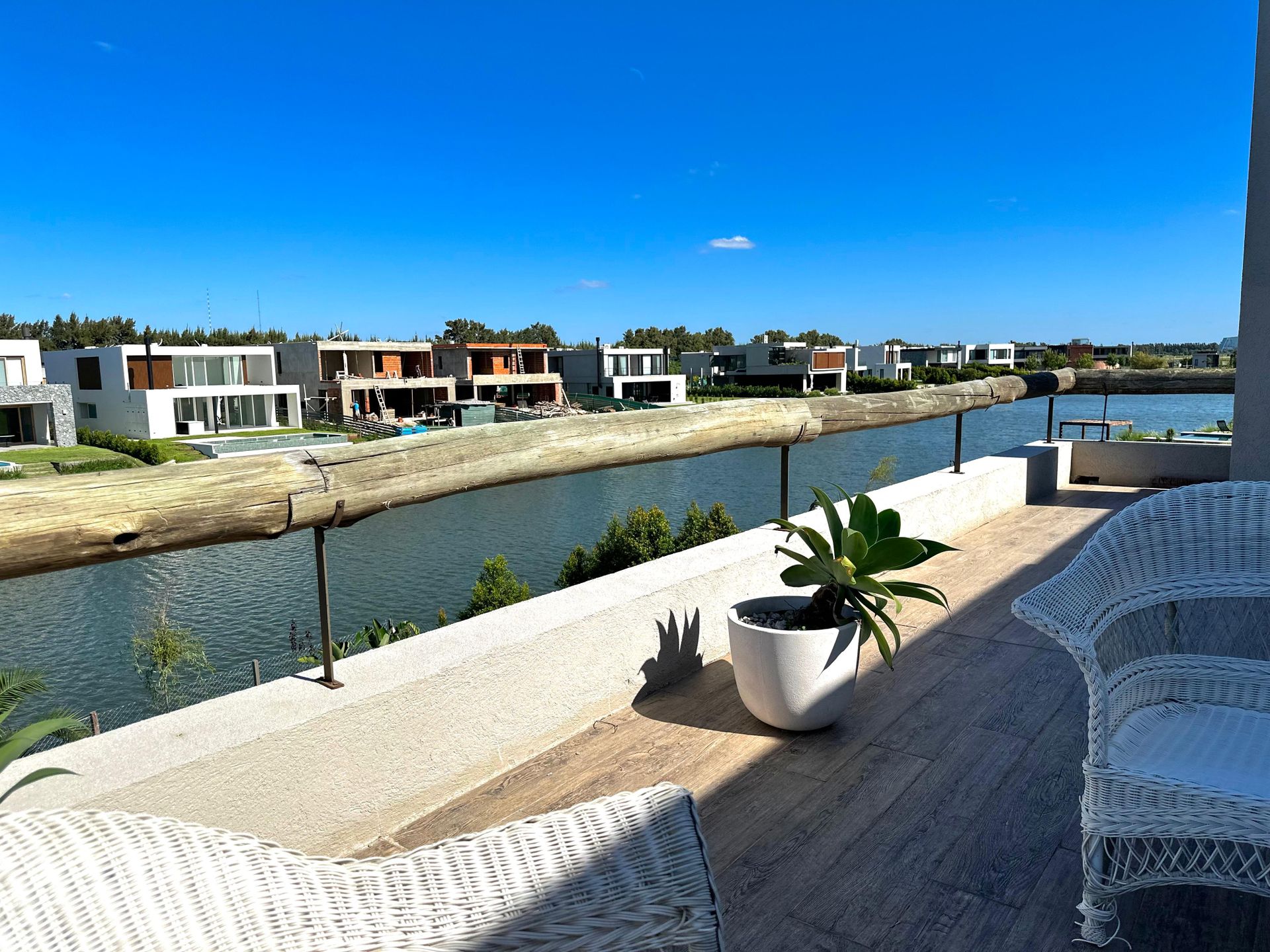 Casa A Laguna En Venta Barrio Carpinchos Nordelta