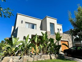 Casa A Laguna En Venta Barrio Carpinchos Nordelta