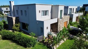 Casa A Laguna En Venta Barrio Carpinchos Nordelta