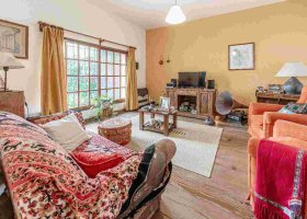 4-Room House for Sale in Victoria with Pool