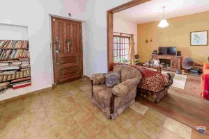 4-Room House for Sale in Victoria with Pool