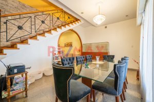 House for Sale 6 Rooms with Courtyard and Pool – Villa Adelina