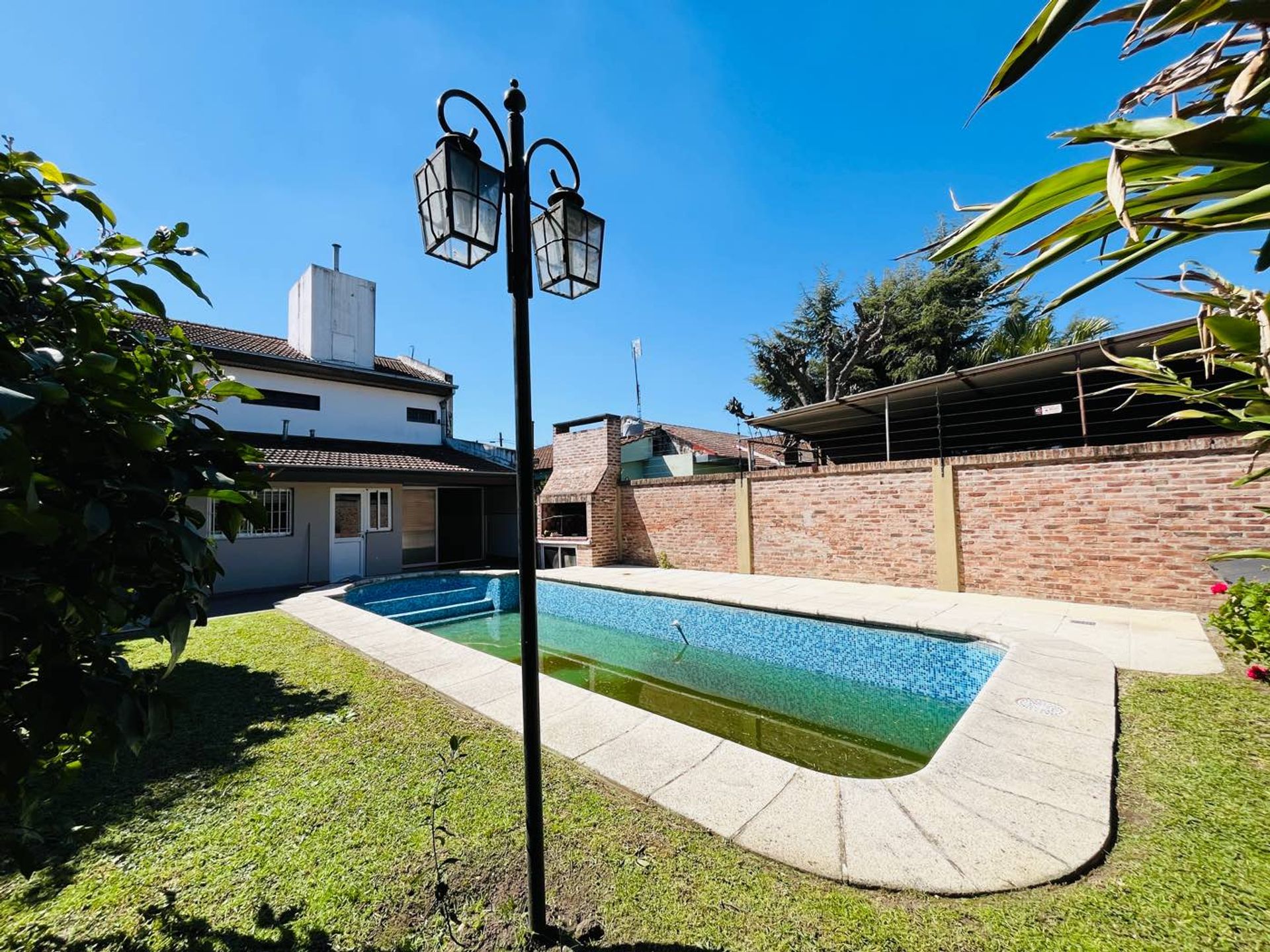 Chalet En Venta 4 Dormitorios Parque Y Pileta