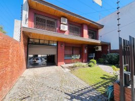 Chalet En Venta 4 Dormitorios Parque Y Pileta