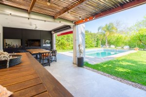 5-Bedroom House with Gallery, Garden, Pool, Lots of Light