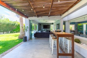 5-Bedroom House with Gallery, Garden, Pool, Lots of Light