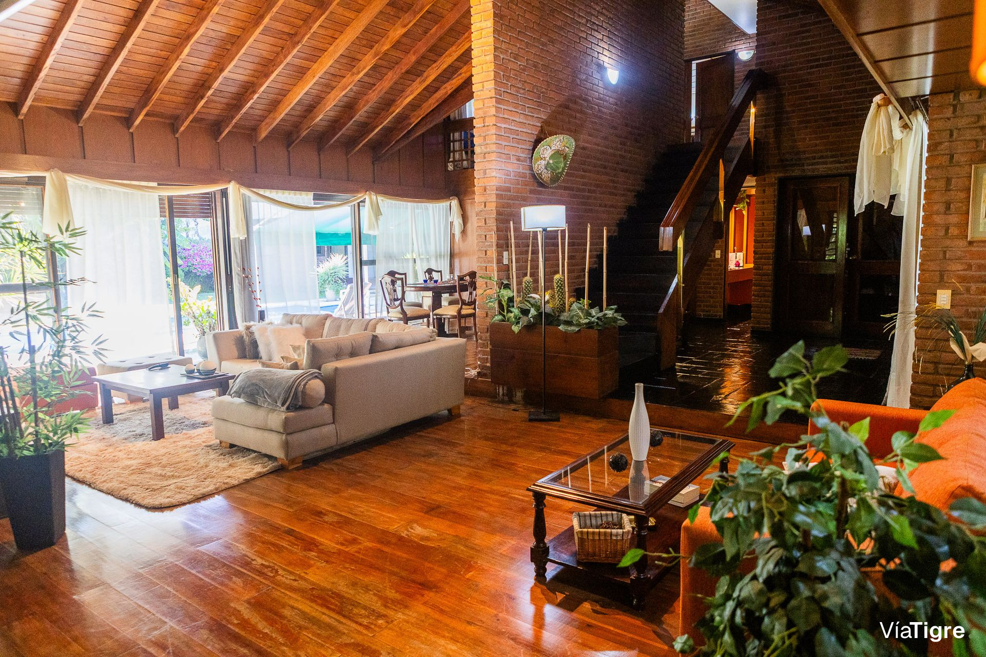 Imponente Chalet 7 Amb En Punta Chica Con Pileta