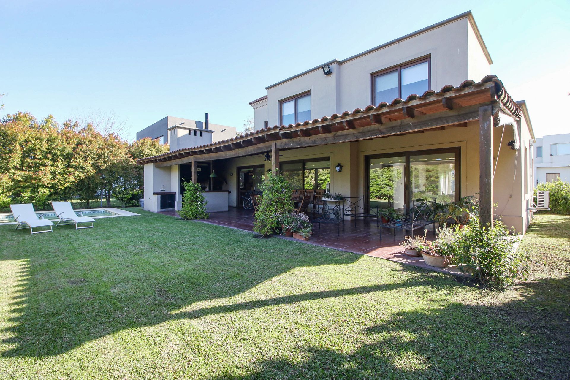 3-Bedroom Family Home for Sale in Barbarita - 620 m²