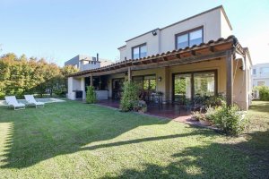 3-Bedroom Family Home for Sale in Barbarita - 620 m²