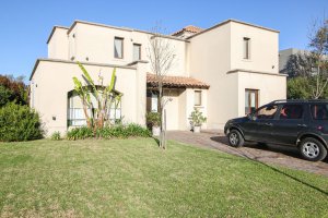 3-Bedroom Family Home for Sale in Barbarita - 620 m²