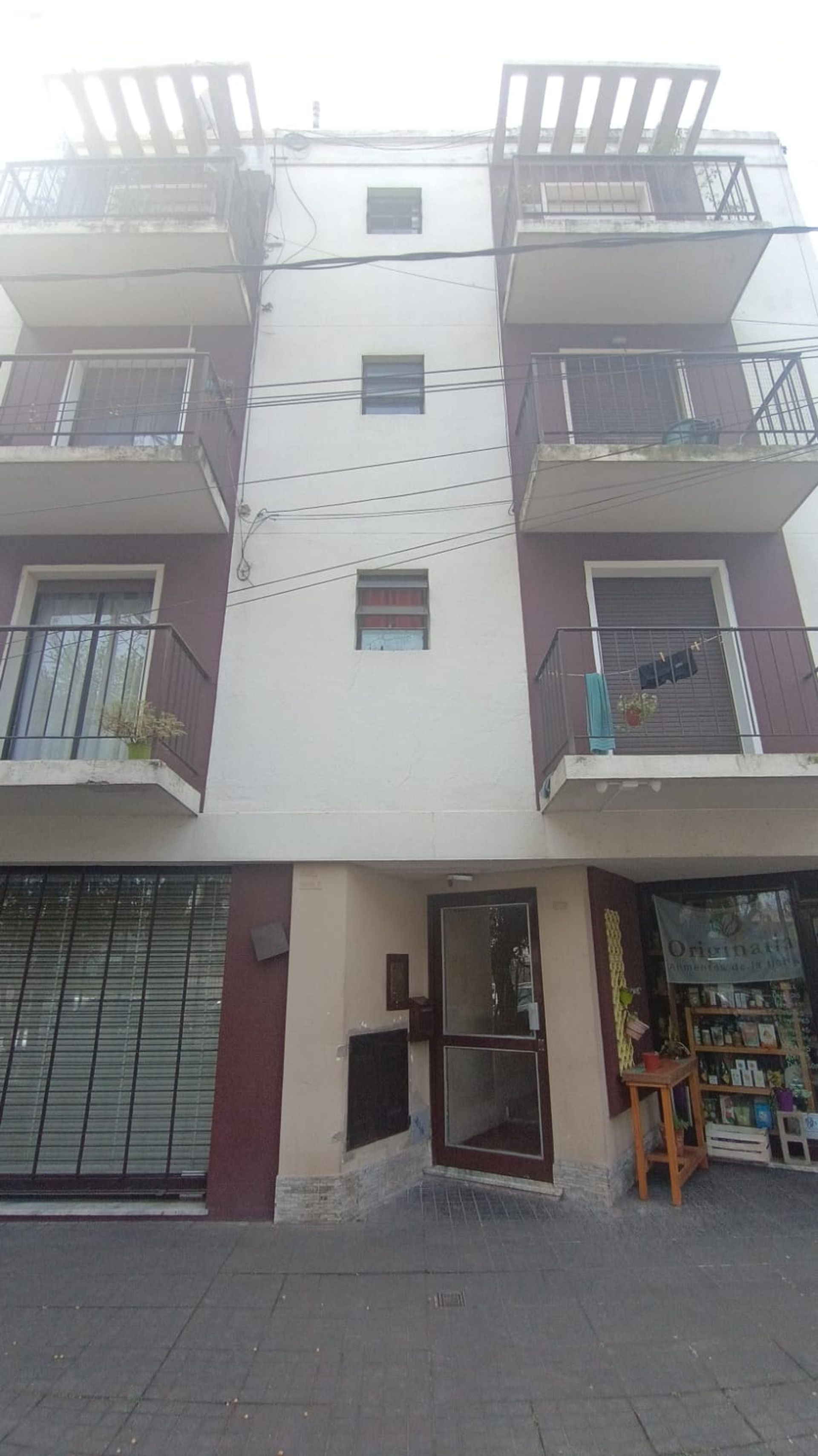 Monoambiente frente a plaza y estación de tren