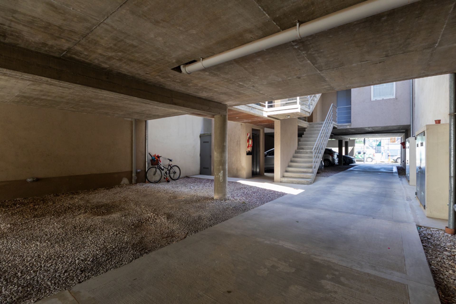 Depto 2 amb duplex FRENTE + COCHERA en La Calabria