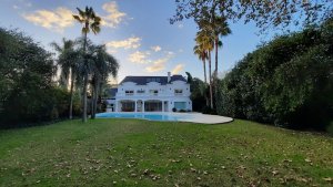 House for Sale: San Isidro Las Lomas