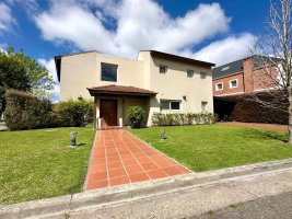 House for Short-Term Rental 5 rooms Benavidez Greens