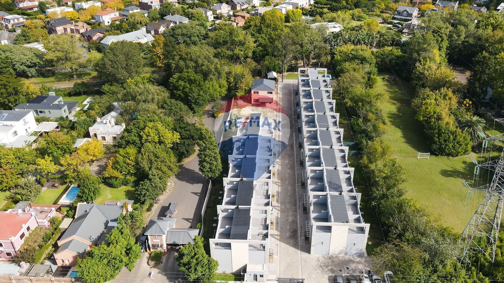 Vende casa de 5 amb. con pileta en Villa Adelina