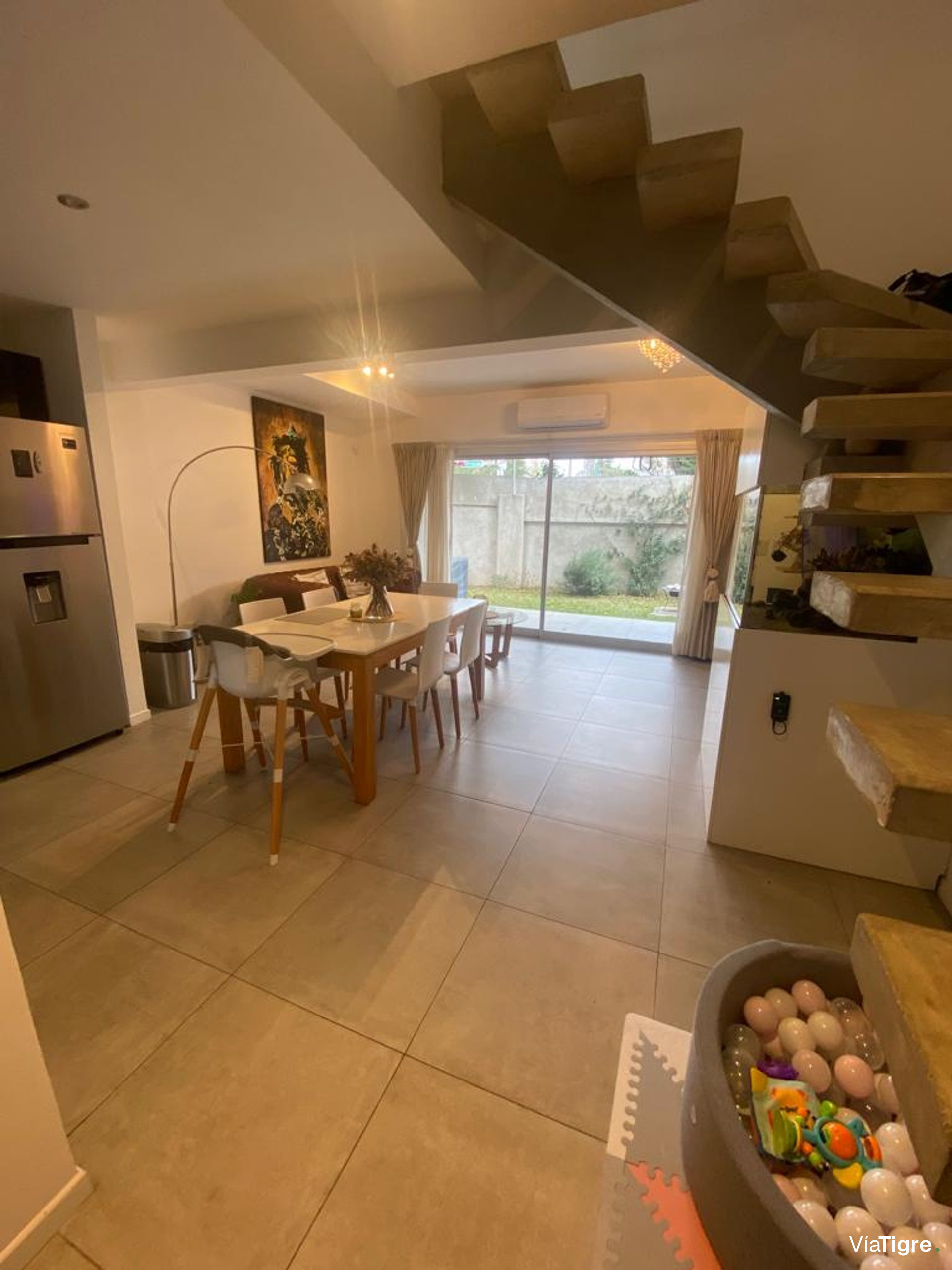 Vende casa de 5 amb. con pileta en Villa Adelina