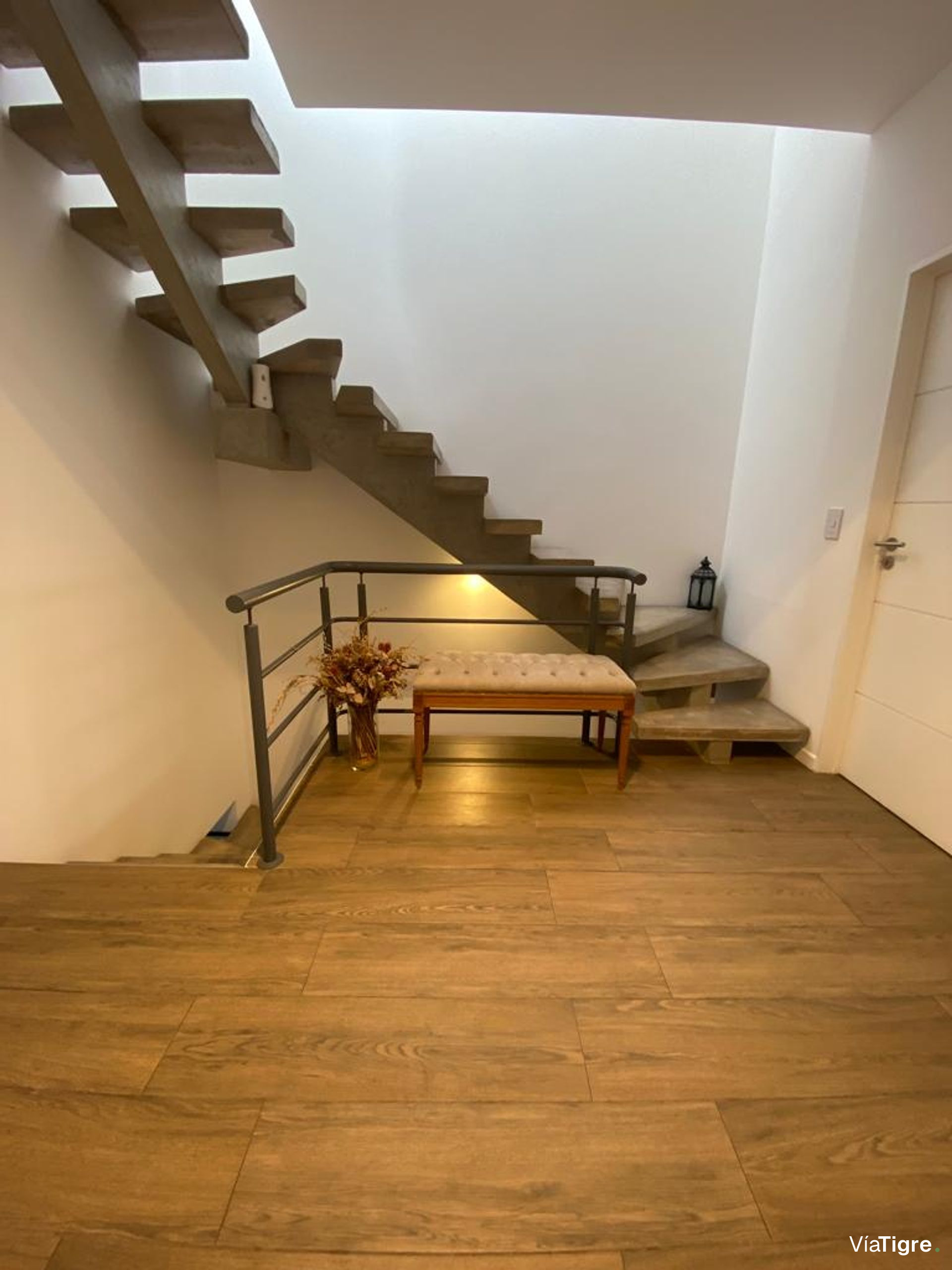 Vende casa de 5 amb. con pileta en Villa Adelina