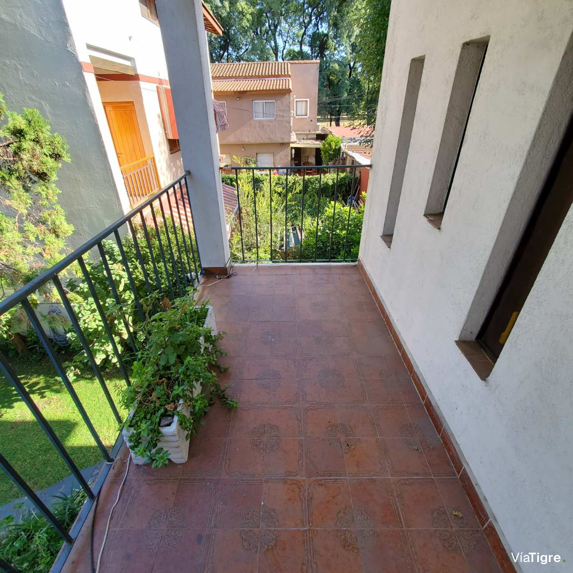 Vende casa de 5 amb. con pileta en Villa Adelina