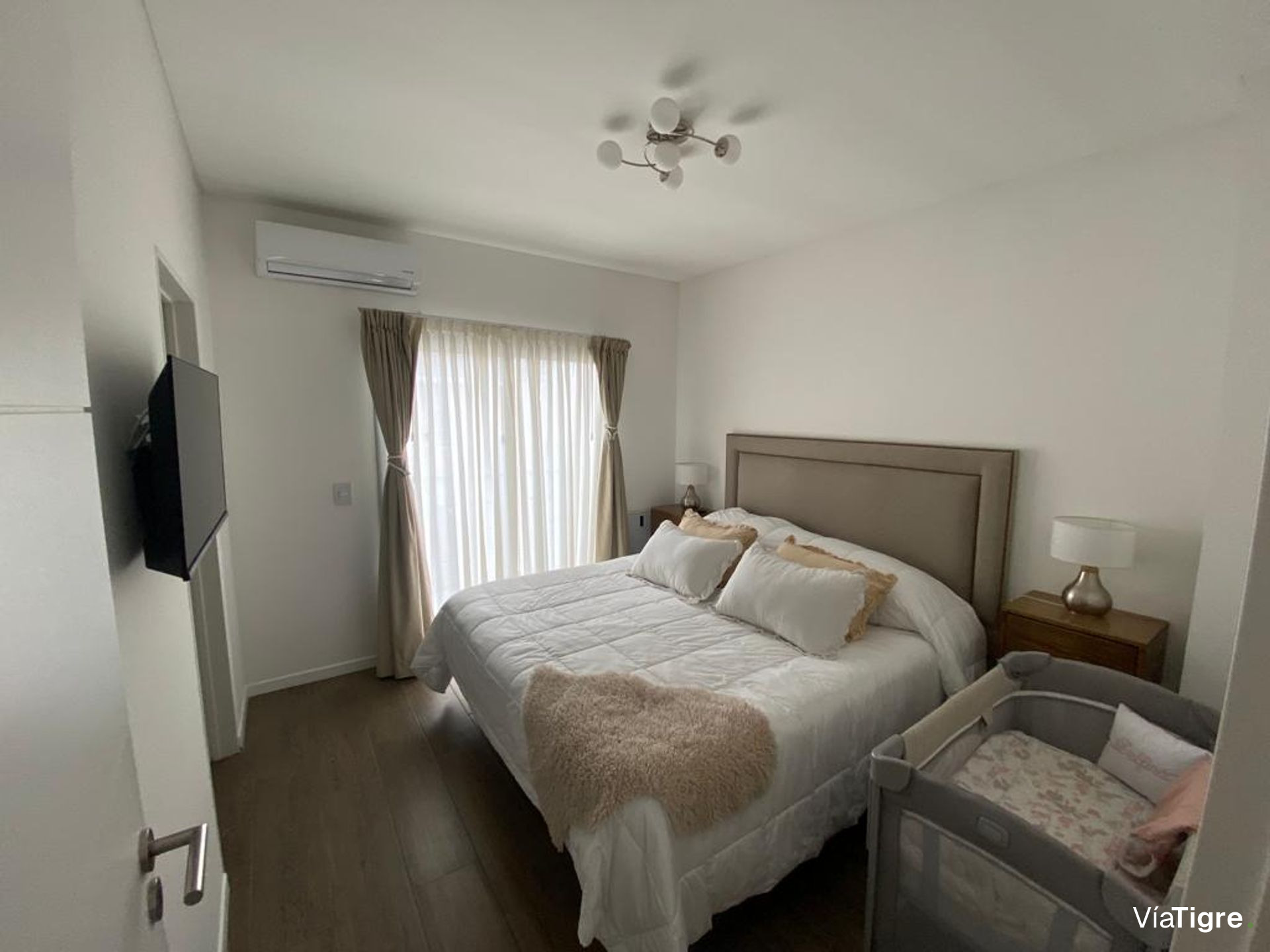 Vende casa de 5 amb. con pileta en Villa Adelina