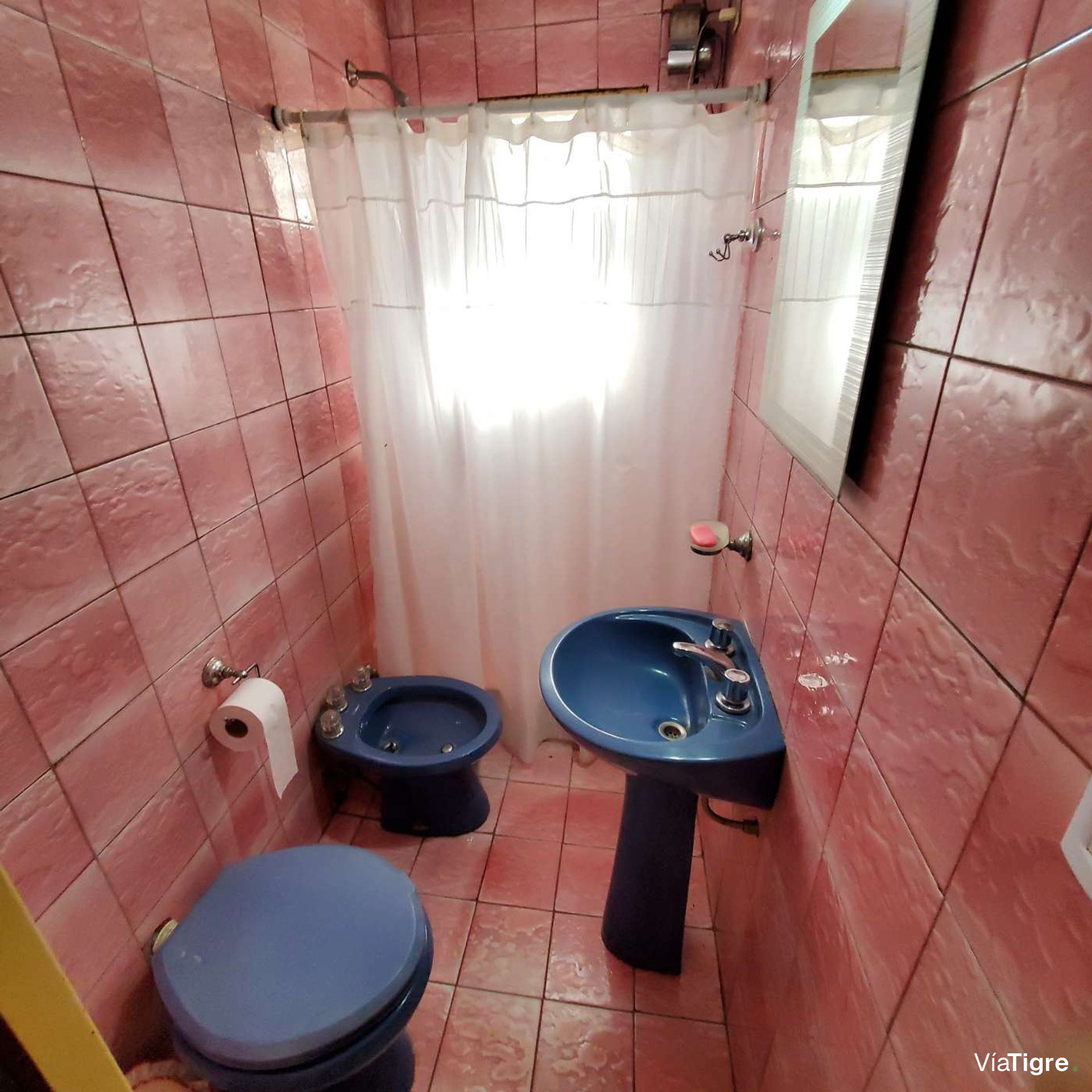 Vende casa de 5 amb. con pileta en Villa Adelina