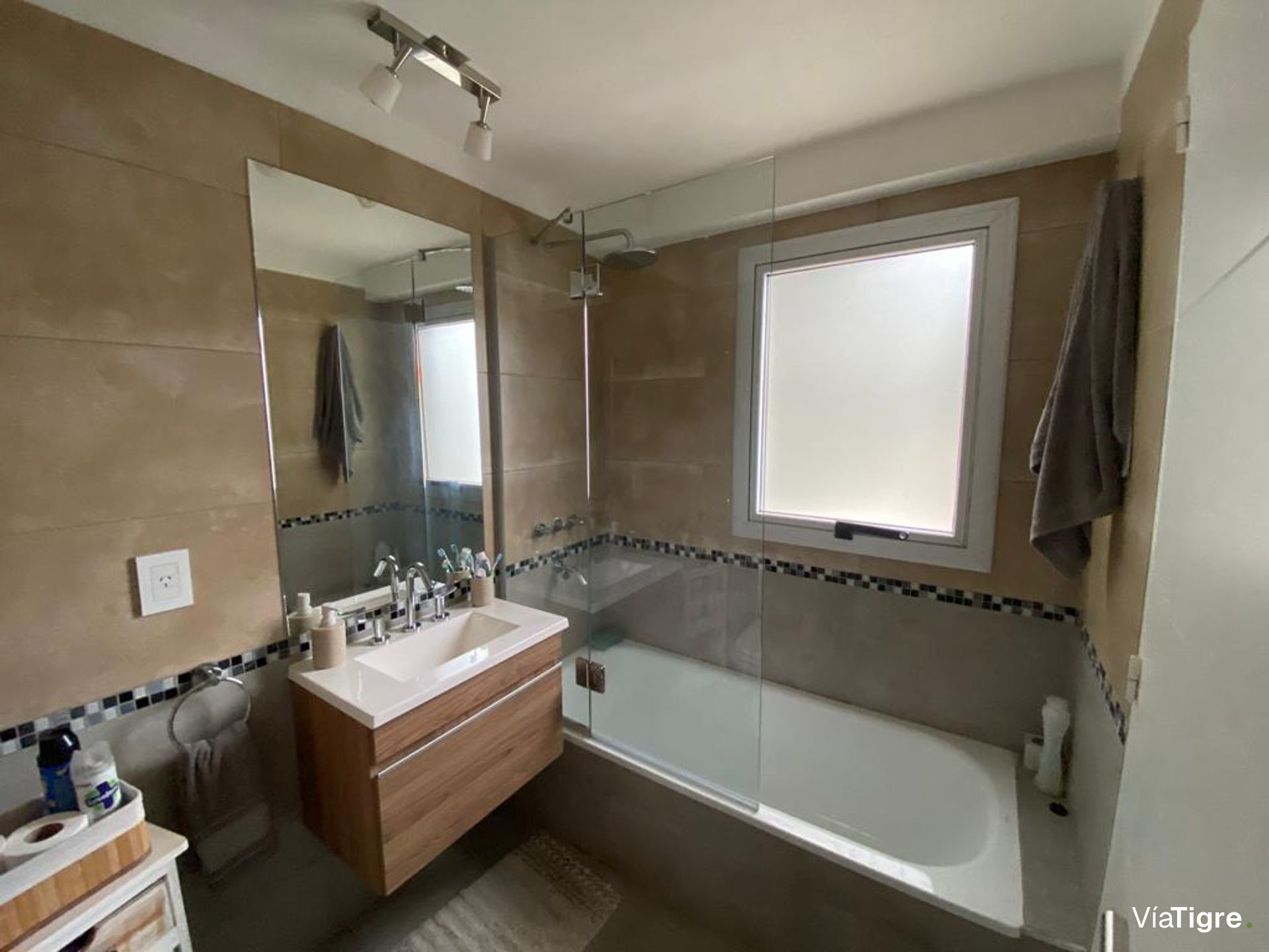 Vende casa de 5 amb. con pileta en Villa Adelina