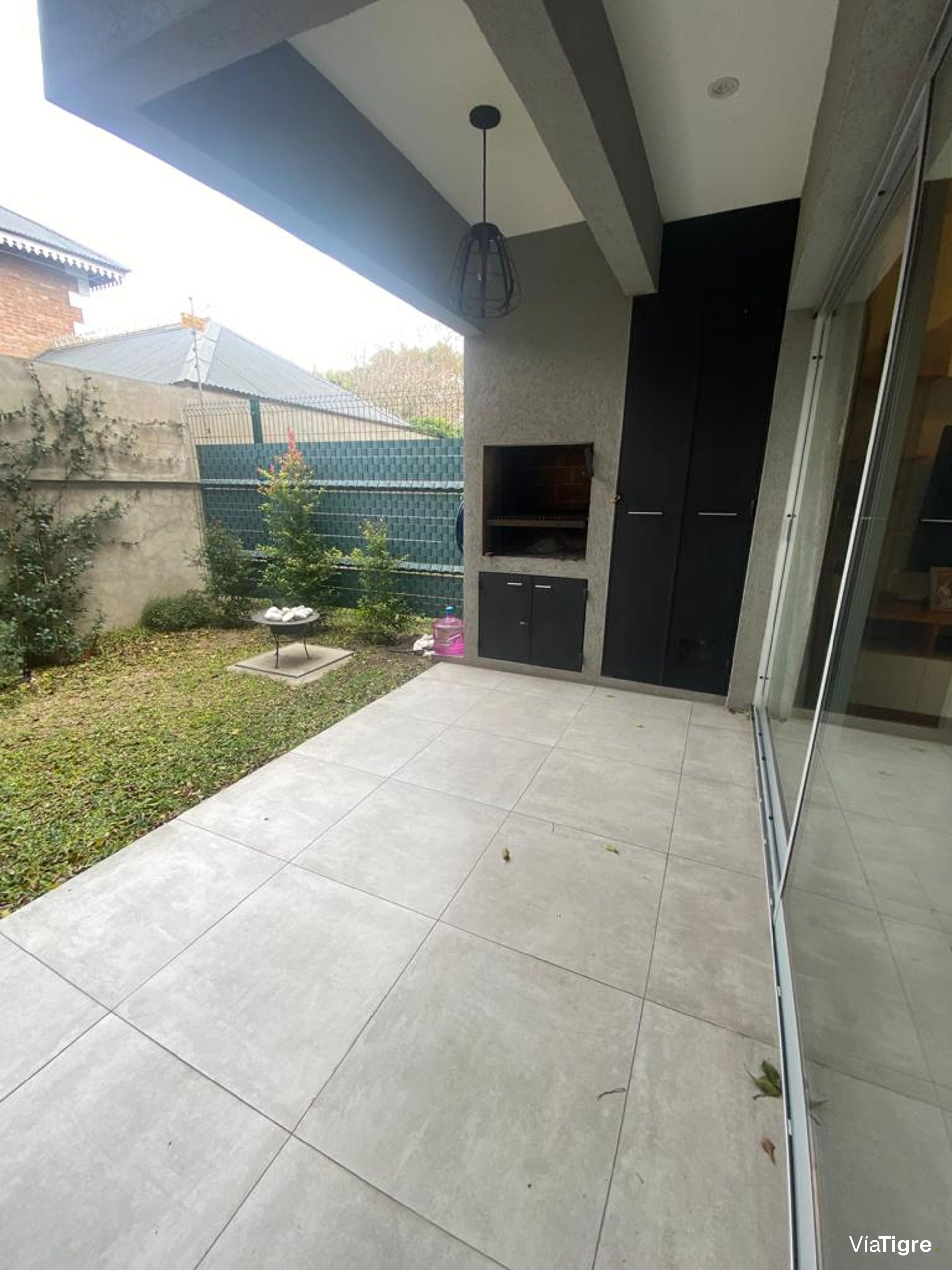 Vende casa de 5 amb. con pileta en Villa Adelina