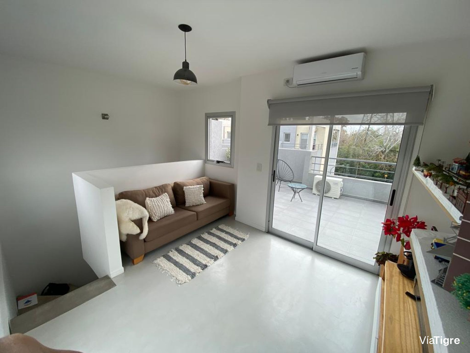 Vende casa de 5 amb. con pileta en Villa Adelina