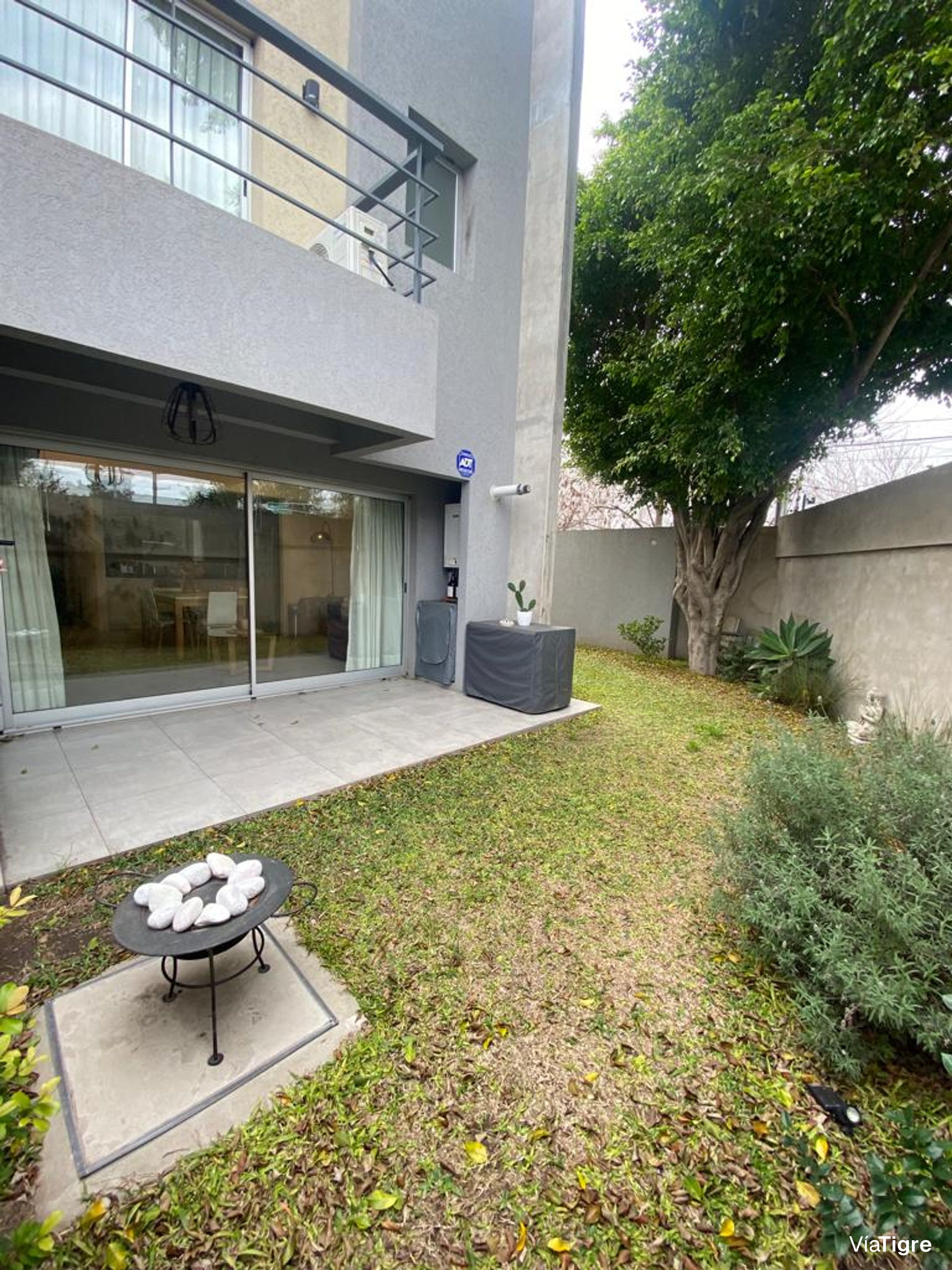 Vende casa de 5 amb. con pileta en Villa Adelina