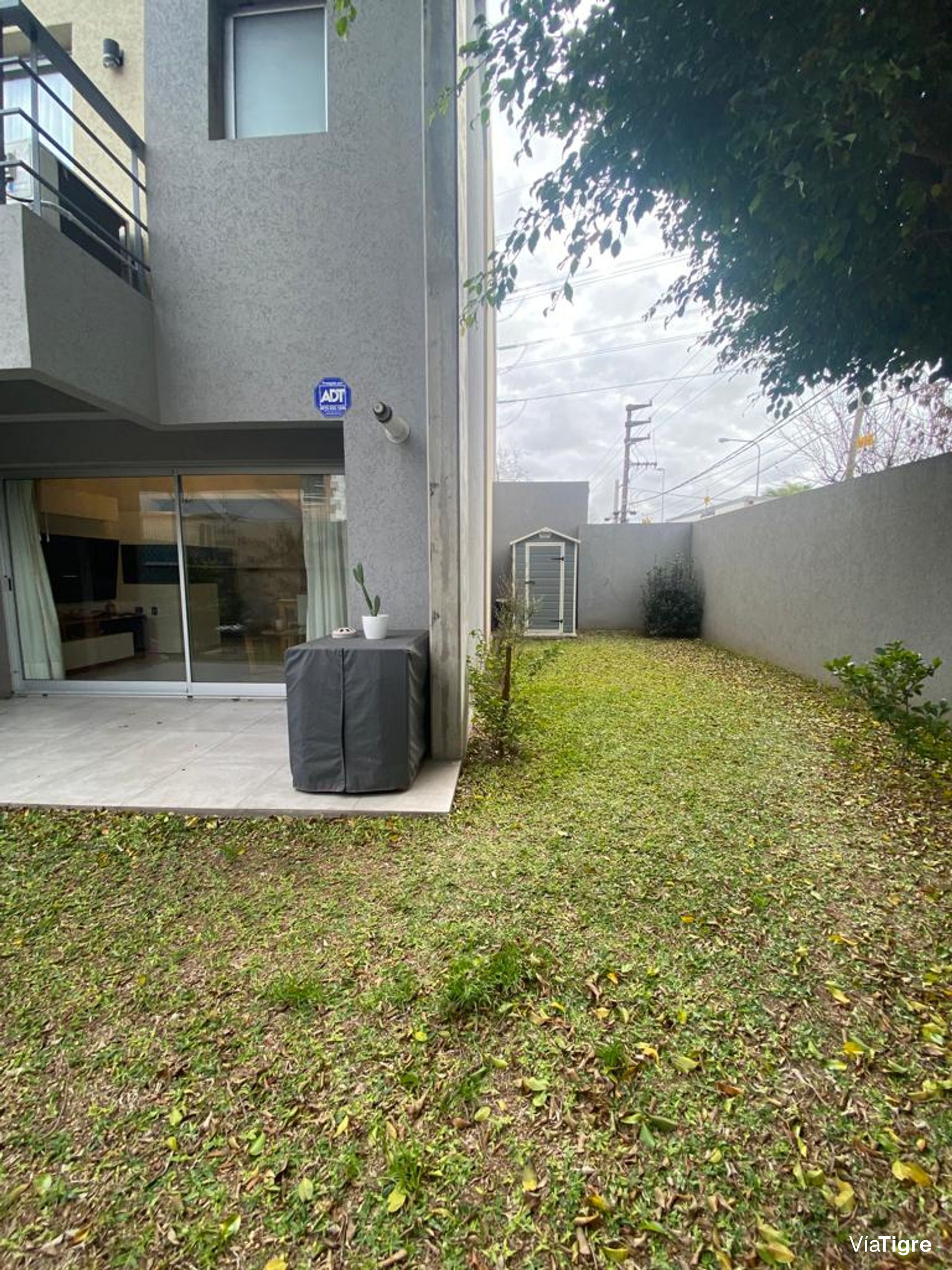 Vende casa de 5 amb. con pileta en Villa Adelina