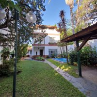 Vende casa de 5 amb. con pileta en Villa Adelina