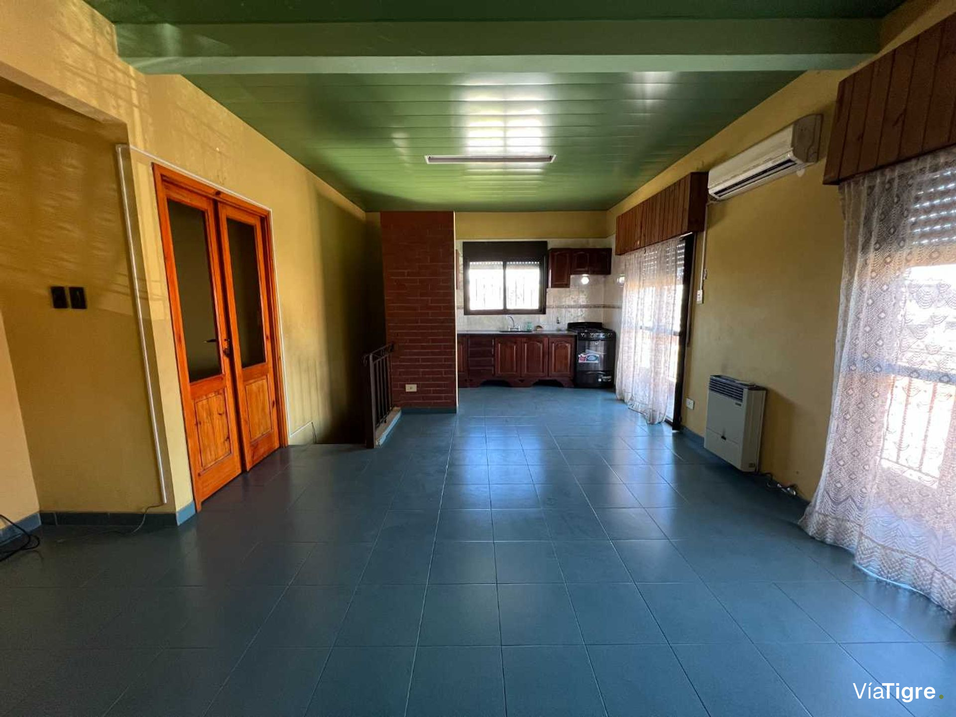 Luminoso dos ambientes con doble balcón