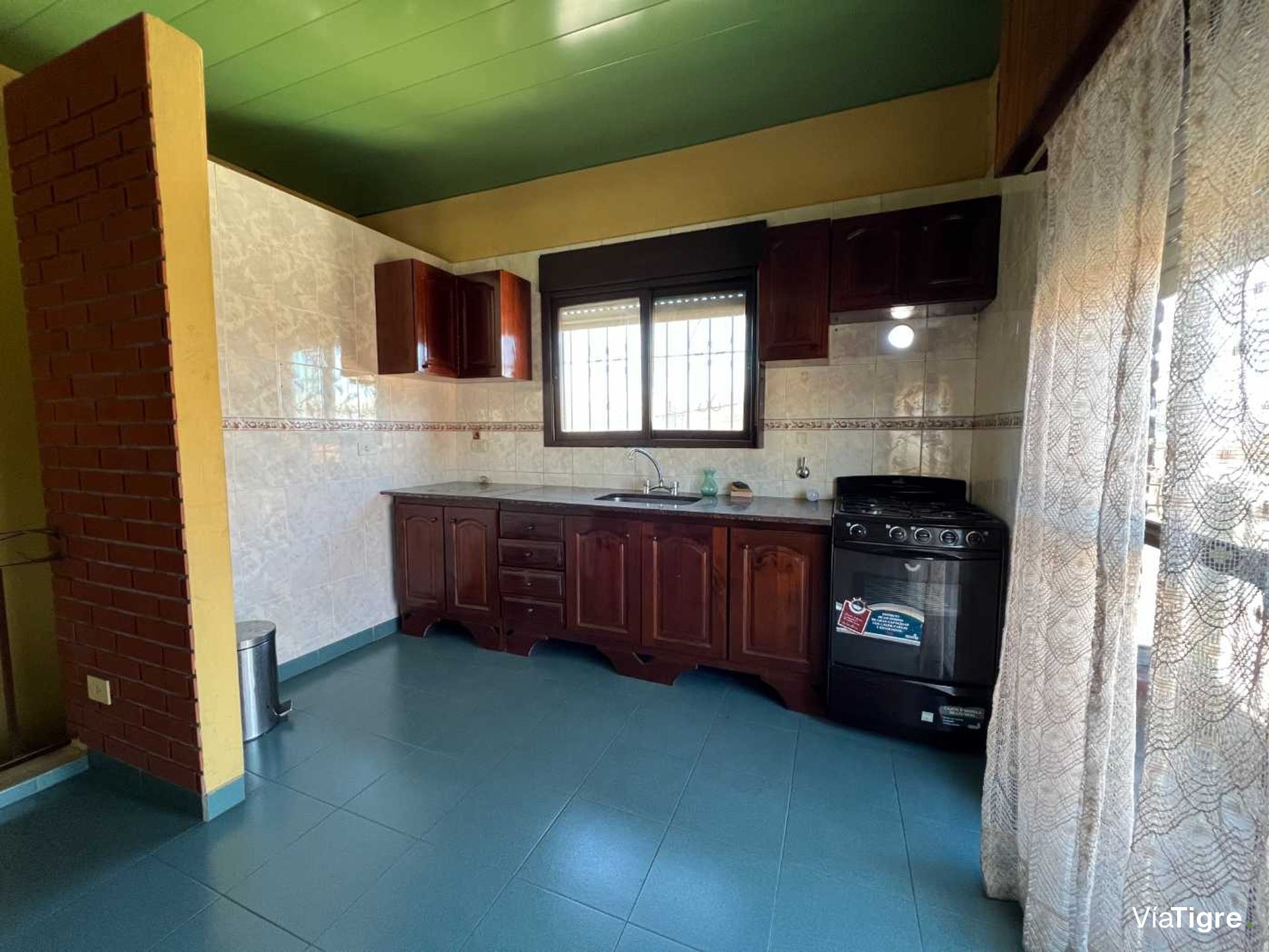 Luminoso dos ambientes con doble balcón