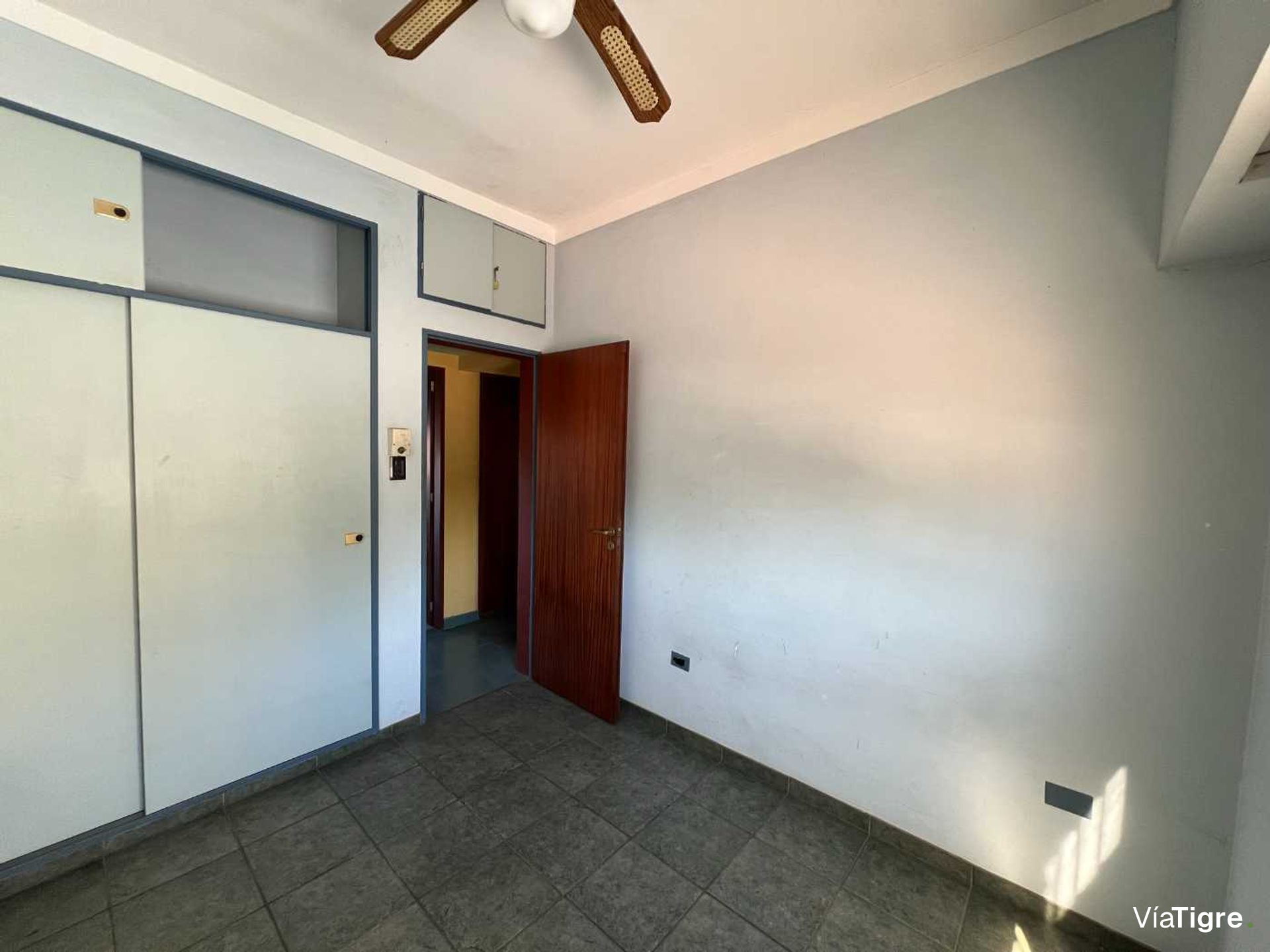 Luminoso dos ambientes con doble balcón