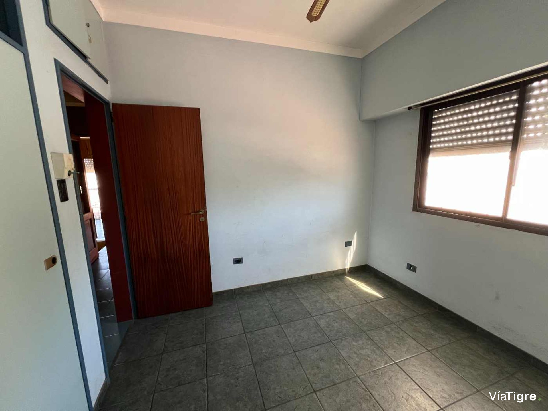 Luminoso dos ambientes con doble balcón