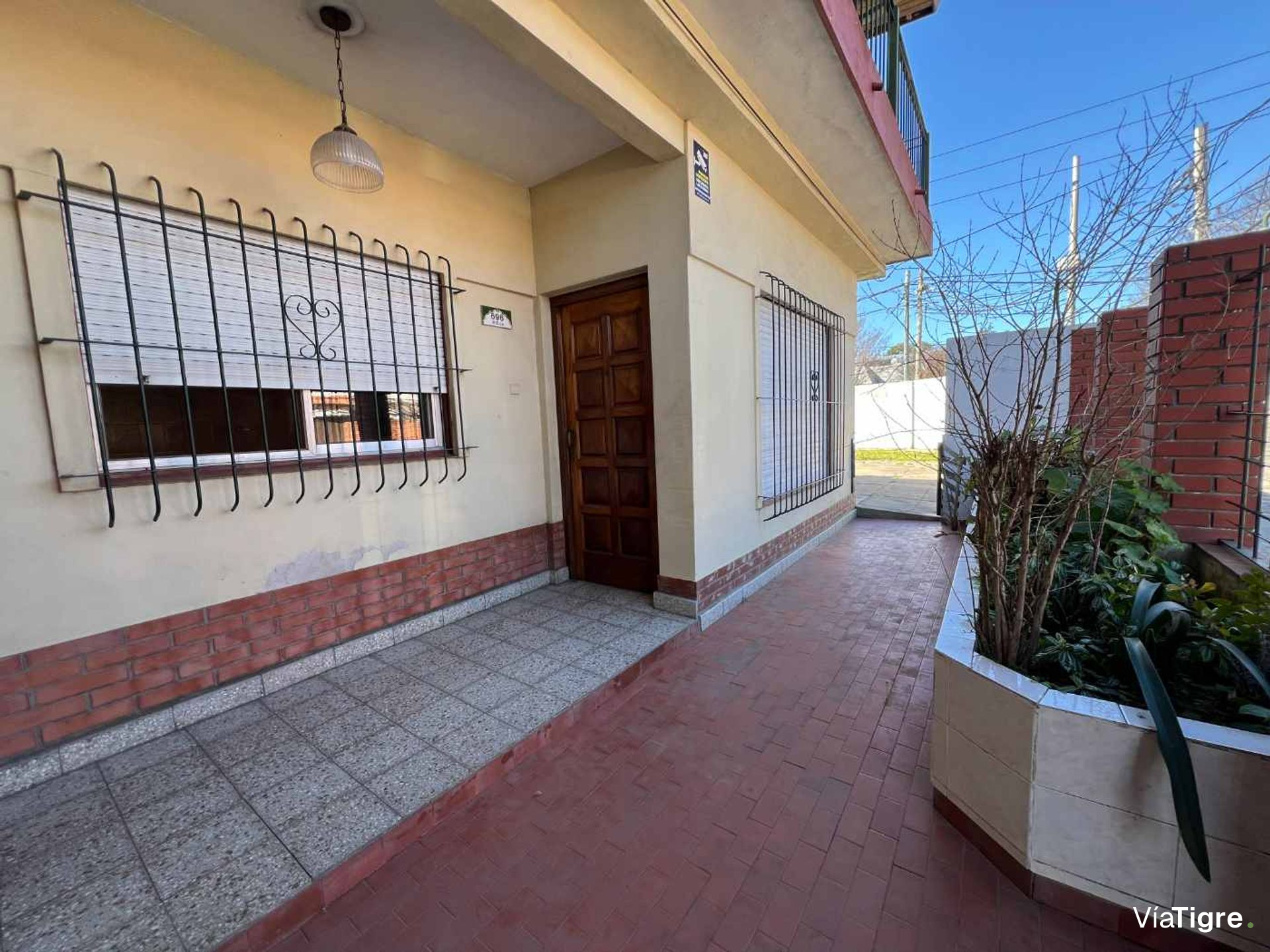 Luminoso dos ambientes con doble balcón