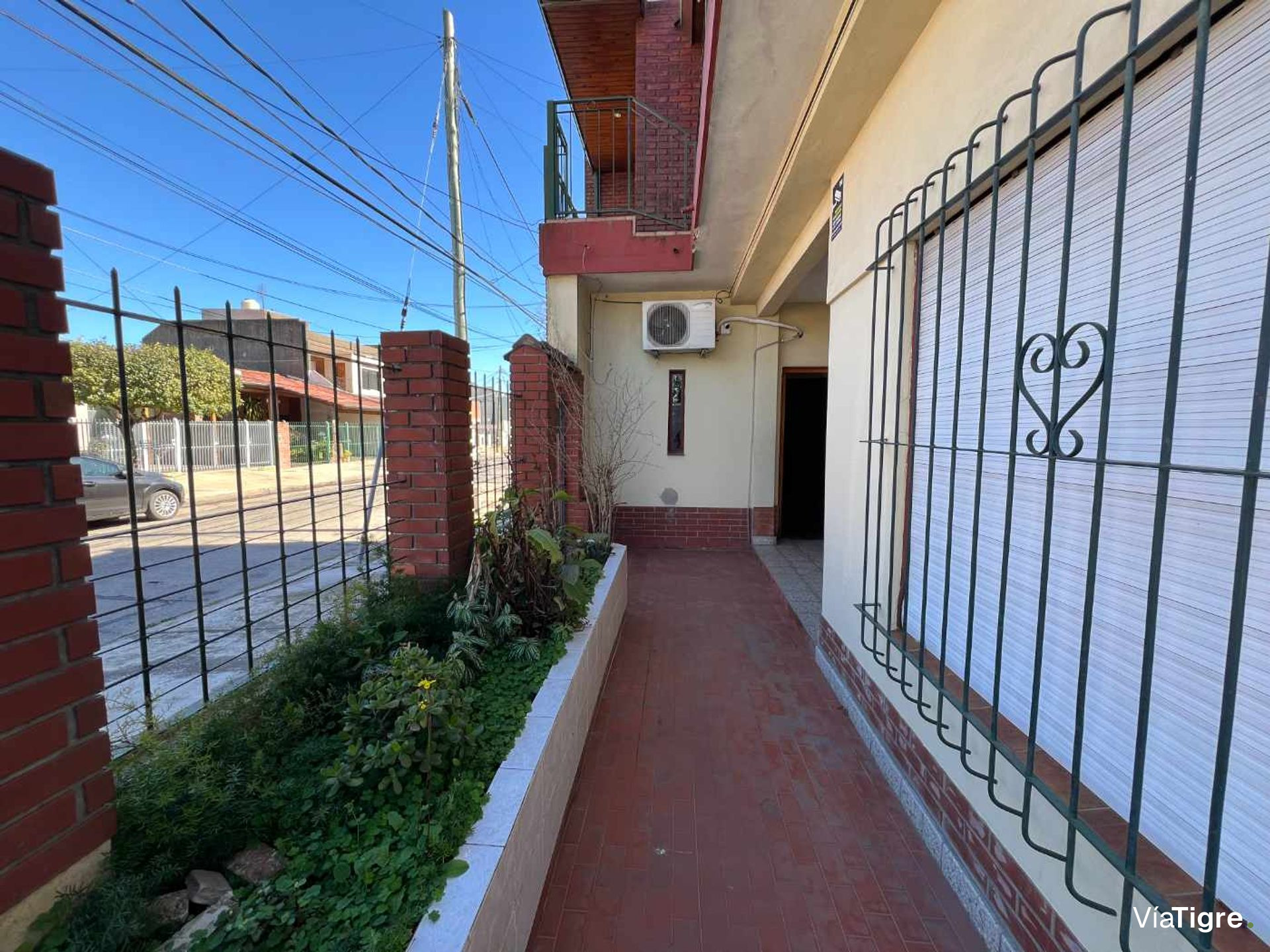 Luminoso dos ambientes con doble balcón