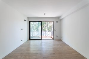 Luminoso dos ambientes con doble balcón